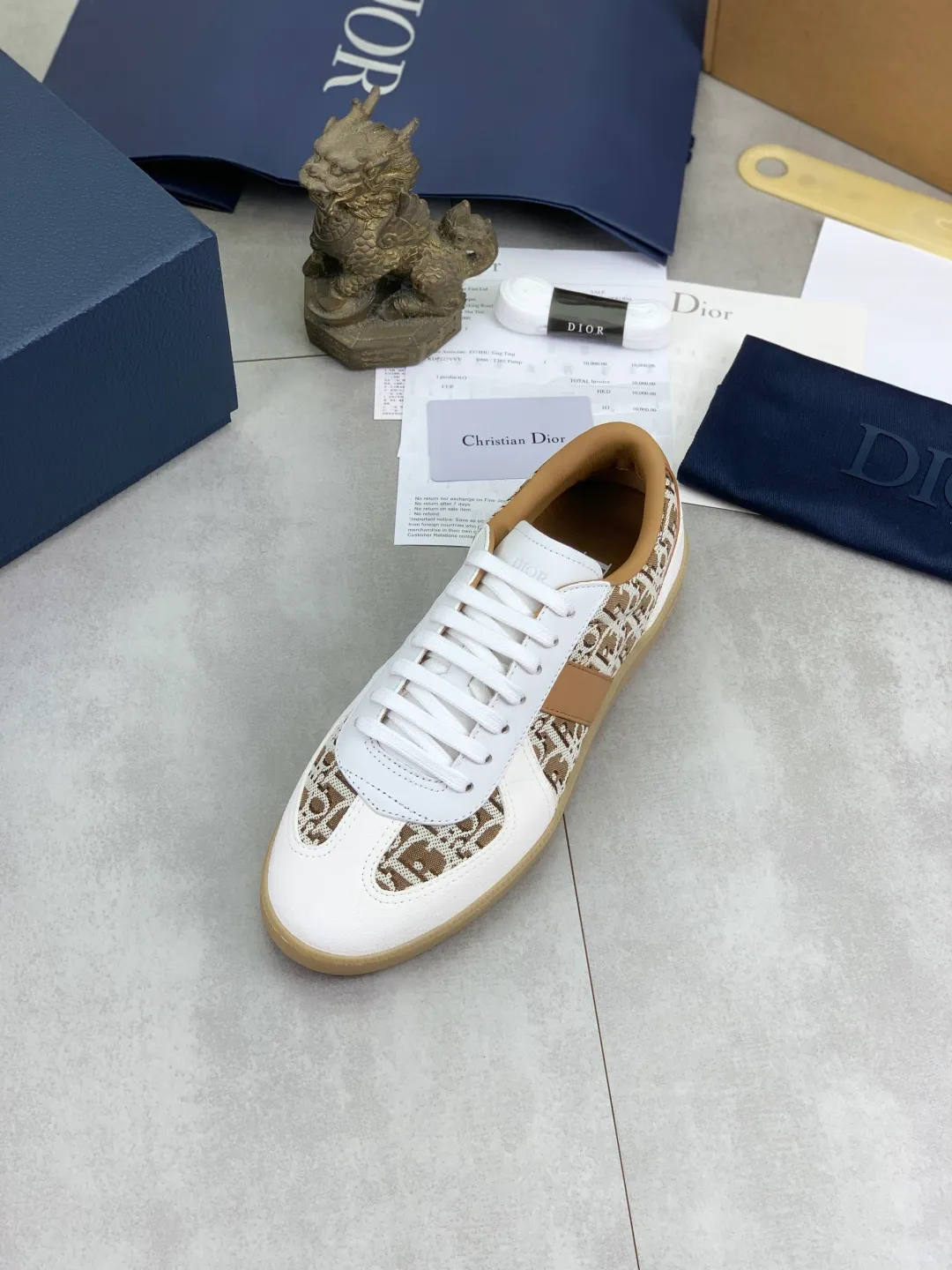 Men's men's shoes 💰P542 New Dior B01 top version of moral training shoes! ! ! White first-layer cowhide, fully oiled upper, original TPU molded outsole. New to the Fall 2025 collection, this sneaker marks the return of Dior’s classic style, reinterpreted in a stylish and elegant silhouette. Crafted from white smooth first-grain cowhide with a tonal silk sheepskin lining, it features the Dior logo on the tongue and inner sides, and a CD icon on the heel. Paired with Tpu anti-slip soles of the same color, it can be matched with various styles to create a sophisticated look.  Code number: 39-45 Complete package with airplane box